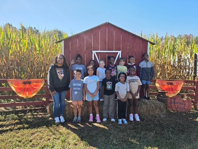 children on 1st grade field trip to farm