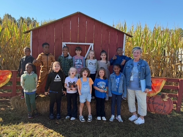 children on 1st grade field trip to farm