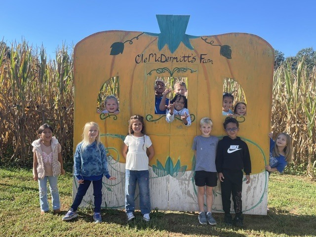 children on 1st grade field trip to farm
