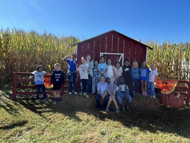children on 1st grade field trip to farm