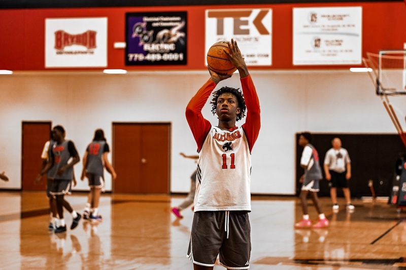 Marquise Leslie shoots a basket during practice.