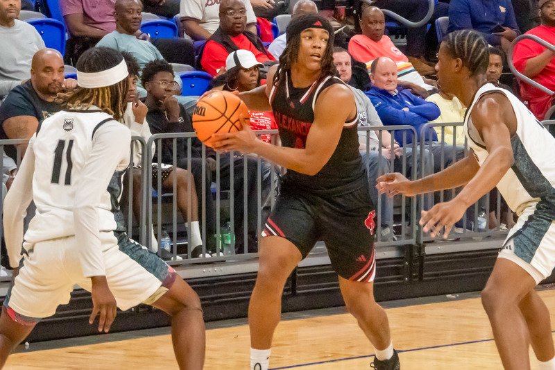 Gregory Dunson prepares to pass during the semifinals.