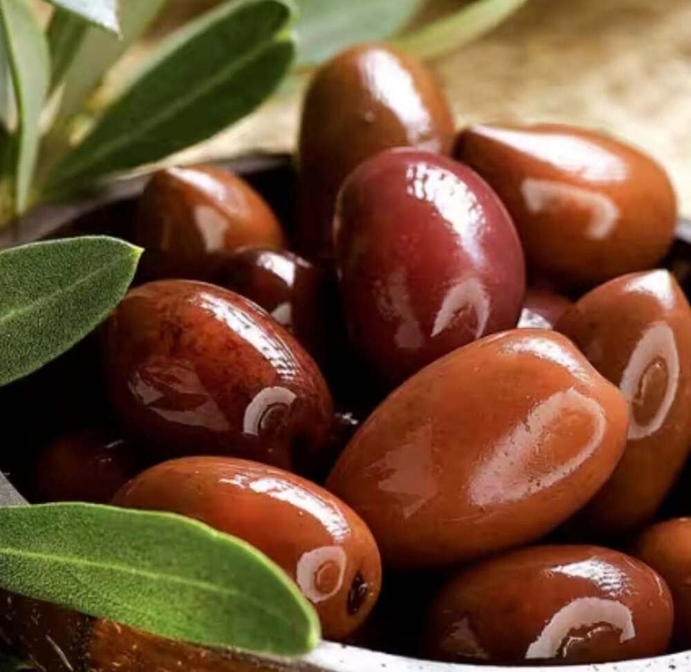 Olives and leaves 