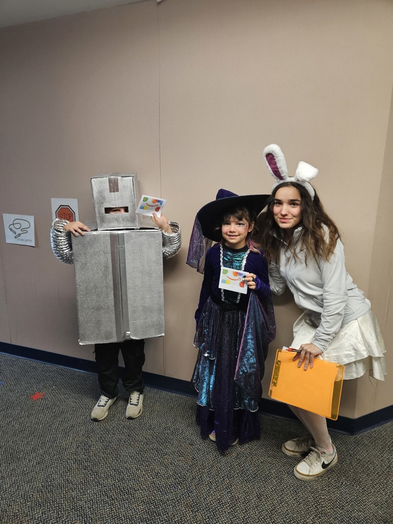 Elementary Winners: Karsyn Carpenter as the robot and Reina Welsh as a witch.