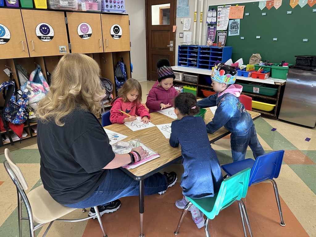 Kindergarteners at Freeville Elementary learned about the 5 senses.  They joined together to experience these senses in groups with their teachers.  #LionPride π¦π