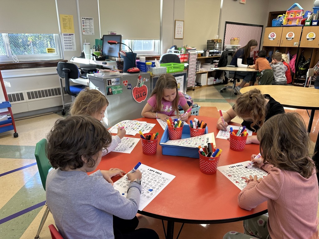 Kindergarteners at Freeville Elementary learned about the 5 senses.  They joined together to experience these senses in groups with their teachers.  #LionPride π¦π