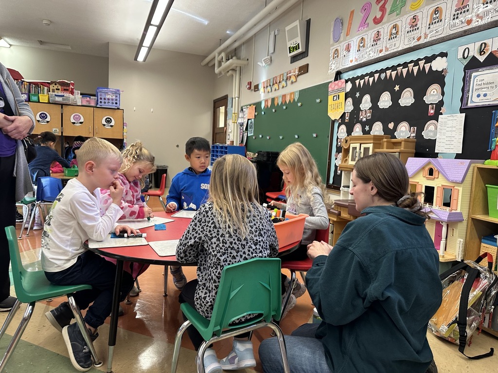 Kindergarteners at Freeville Elementary learned about the 5 senses.  They joined together to experience these senses in groups with their teachers.  #LionPride π¦π