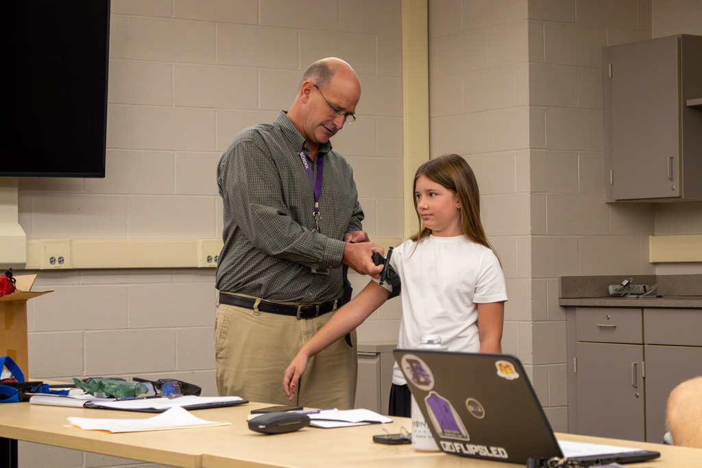 HS Nurse applies tourniquet to model student