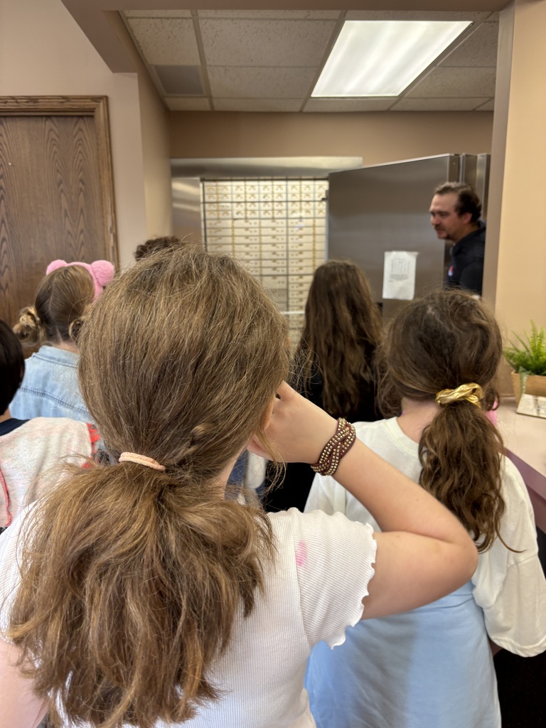 Fourth graders had their LEAF Bank Bound field trip this morning. We learned about banking and savings at the Dryden location of the Oxford Bank. Thanks to the Oxford Bank and Lapeer County Community Foundation!  @TMobile @drydencardinals #FN5GL #Sweepstakes #proudcardinal