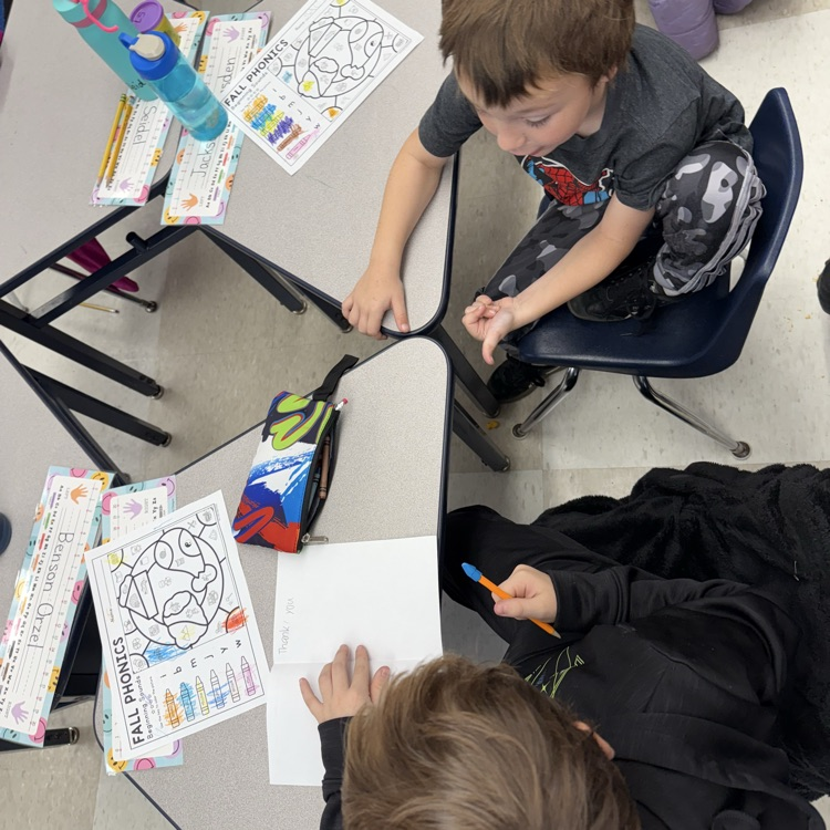 3rd grade and Kindergarten book buddies listened to a read aloud on Veterans Day and made Thank You cards for local Veterans ❤️🤍💙