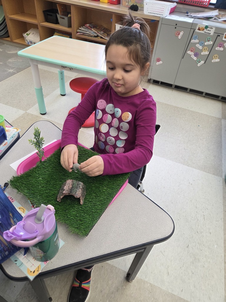 Mrs. Hearold's Kindergarten class had a visit from the Flint Children's Museum to learn about animals and their habitats. 