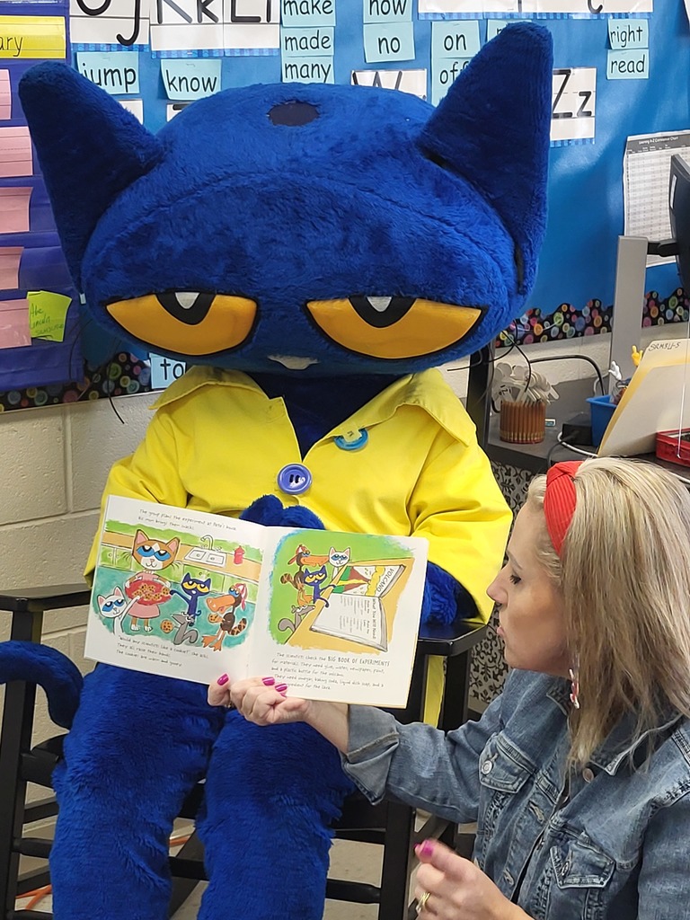 We had a visit from Pete the Cat today to help us celebrate March is Reading Month! #proudcardinal