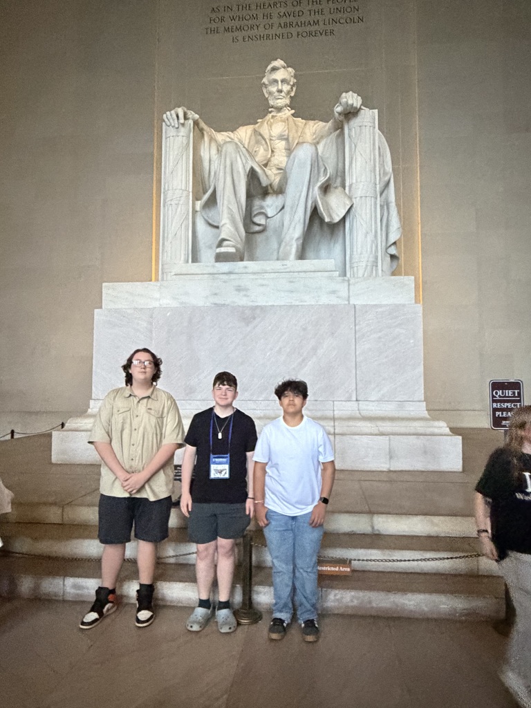 students in front of Lincoln Memorial