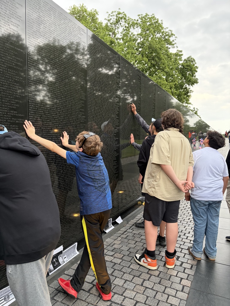 Students at Vietnam Veterans Memorial