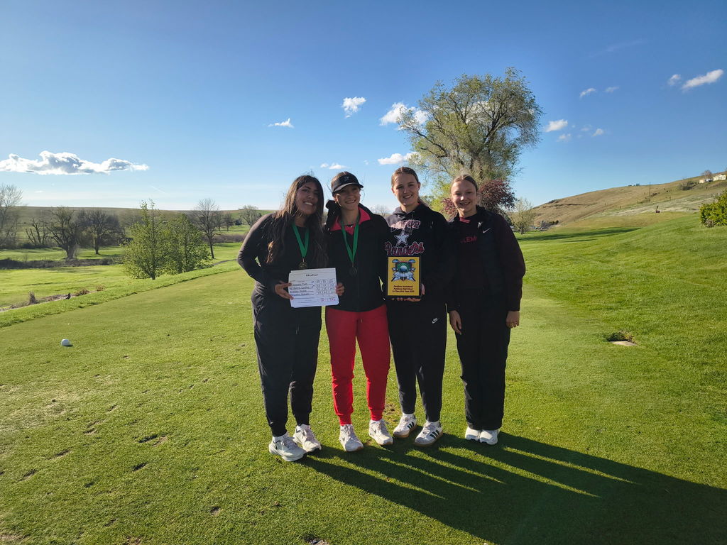 Ranger golfers with awards at Pendelton Invite.