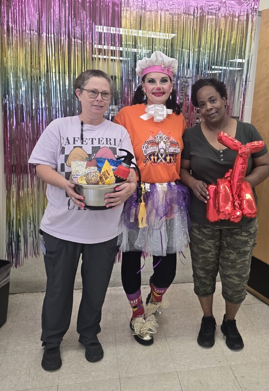 Reed cafeteria ladies standing with food