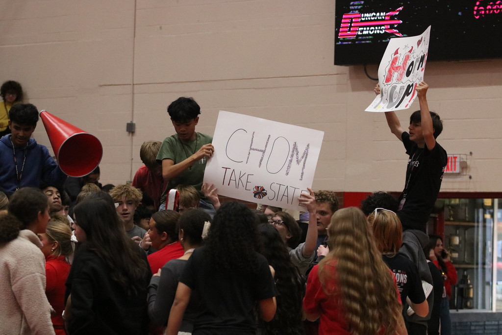 kids holding signs for cheer and pom