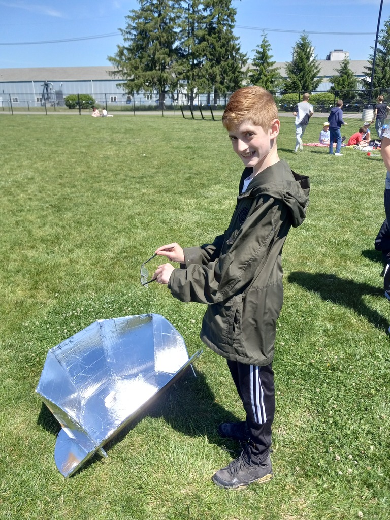 Students testing out their solar ovens at the solar cookout.