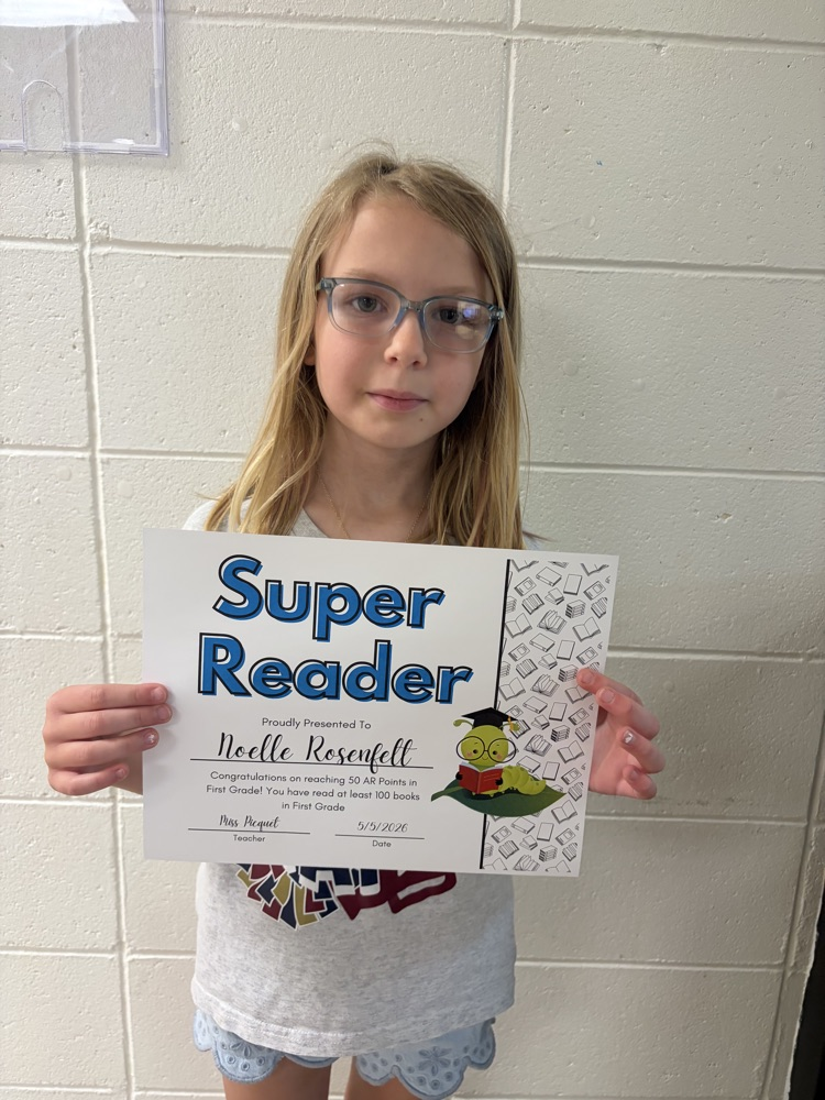 Noelle with award