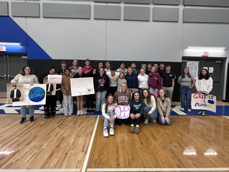 DCS Spanish students pose with the singer Emmanuel Raíces