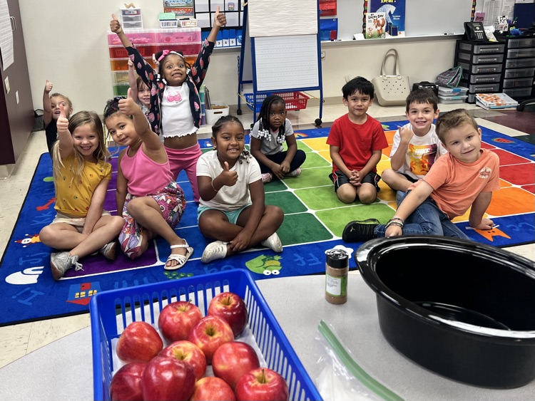 students with applesauce