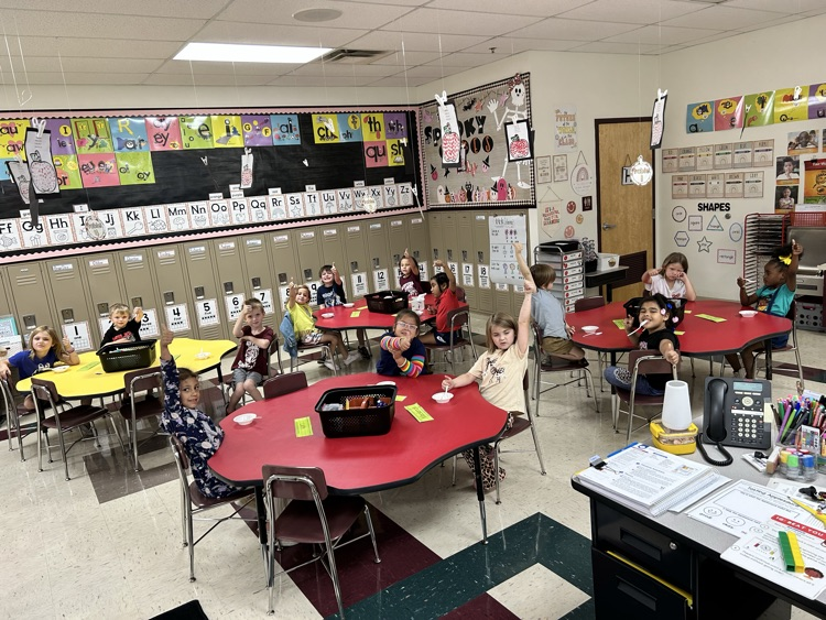 students with applesauce