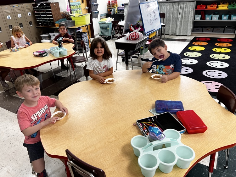 students with applesauce