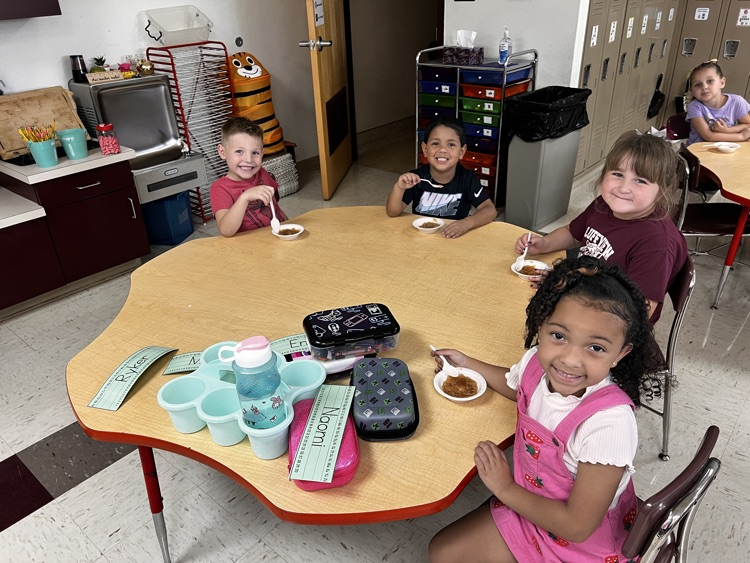 students with applesauce
