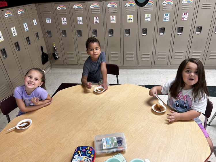 students with applesauce