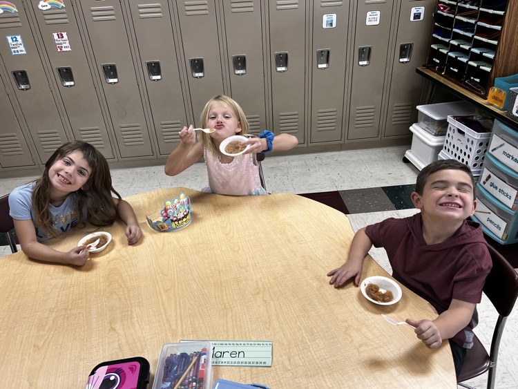 students with applesauce