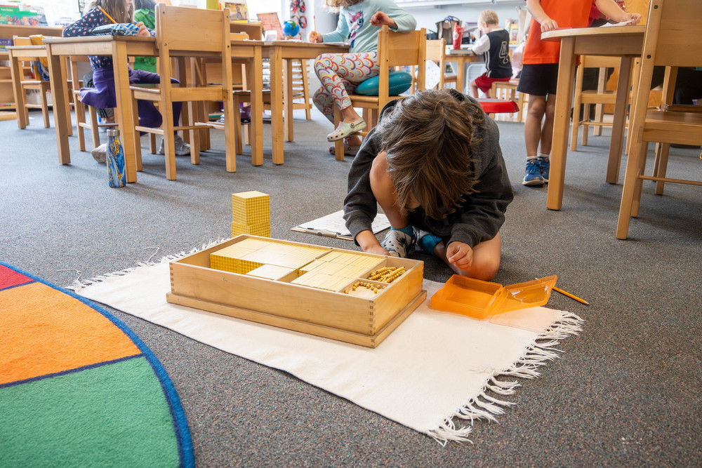 chlid using Montessori tools for learning