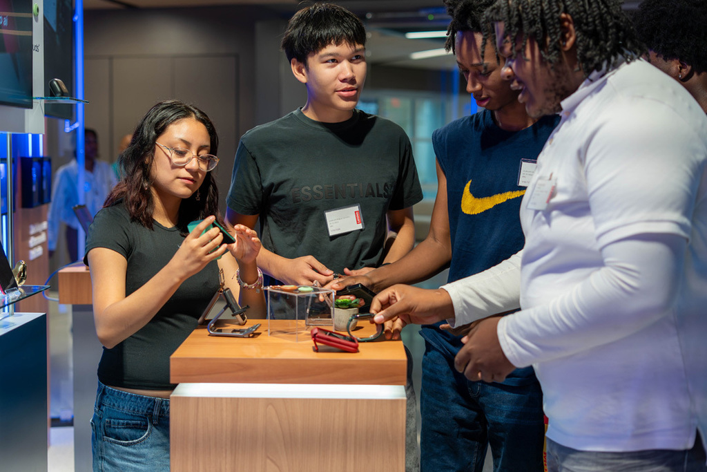 Students playing around with Lenovo tech