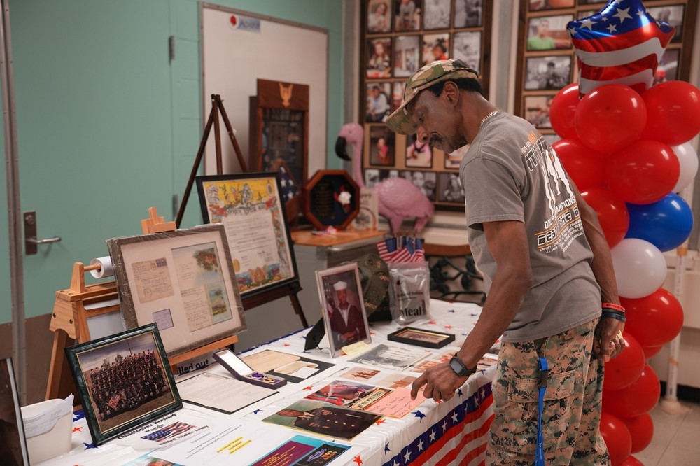 Table with display (certificate, photos of veterans)