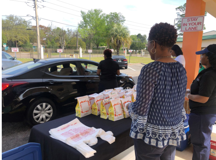 image of people offering packed lunches via curbside