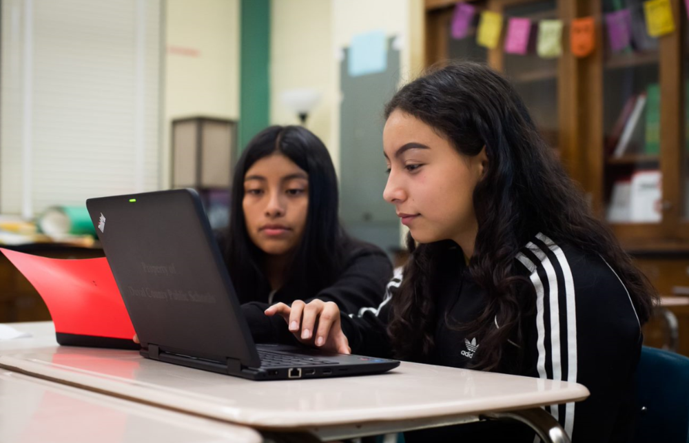 2 students working together using a computer