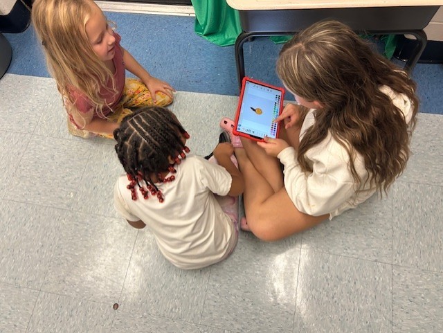 5th grade teaching Kindergarten to use Scratch, Jr.