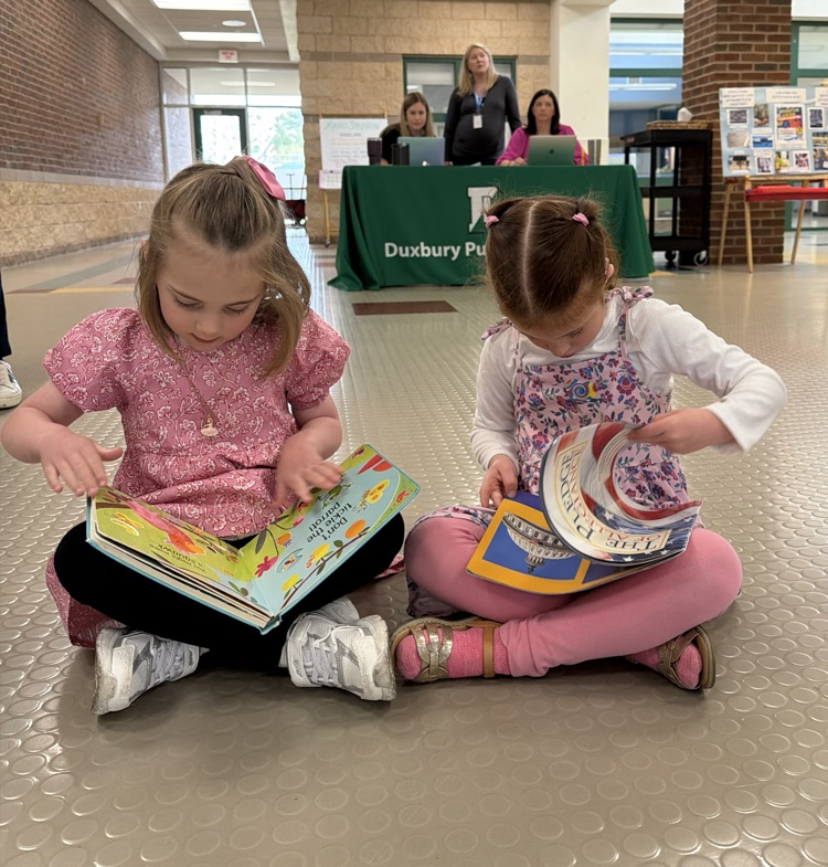 incoming kindergarten students reading books