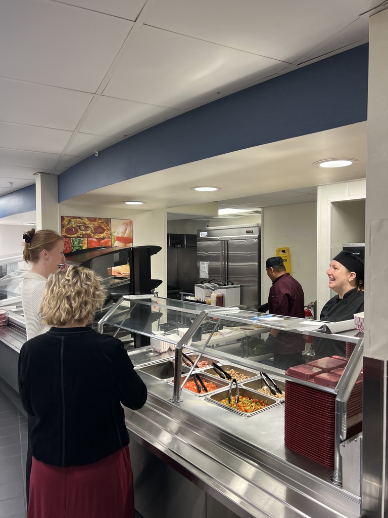 staff ordering omelet