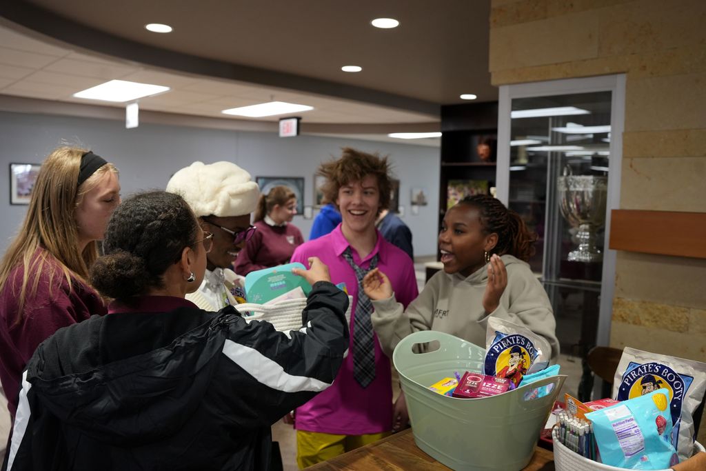 winners getting prizes