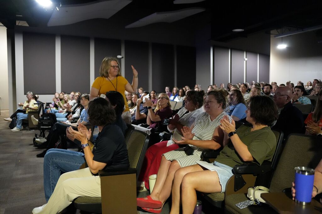 lisa johnson waving