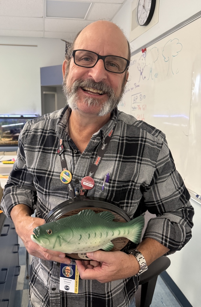 mr grsianti holding billy bass, the prize for being at the top of the leaderboard