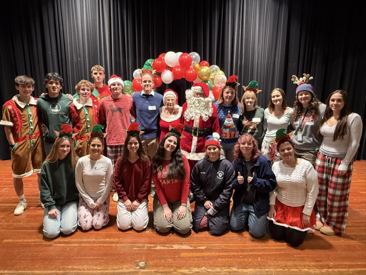 HS Senior elves with Santa and Mrs. Claus