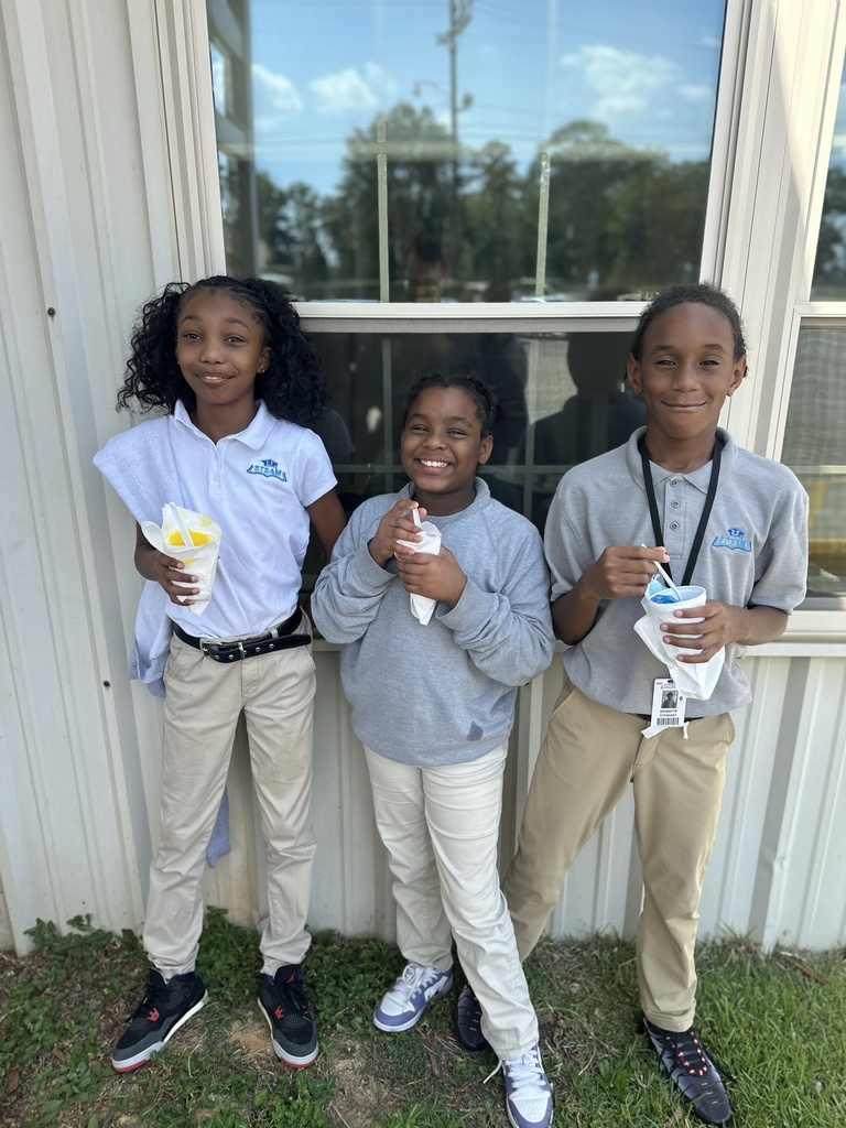 Students enjoying snoballs.
