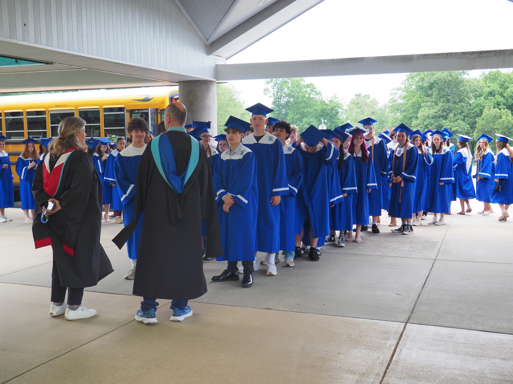HS Principals and Seniors arriving at Memorial School