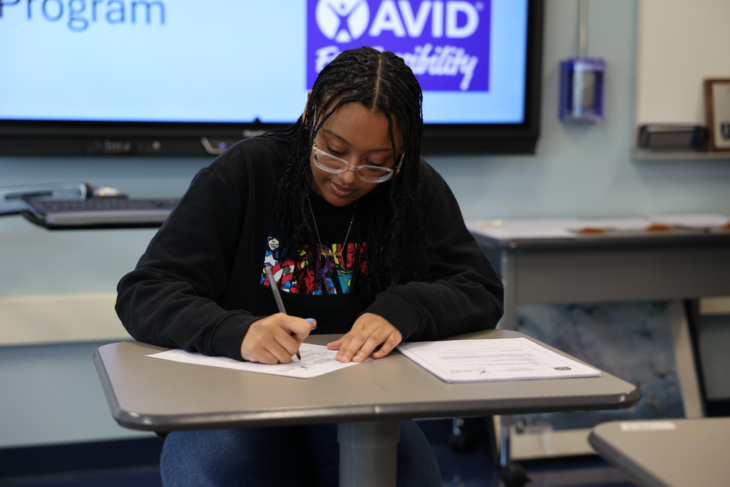 Student signs AVID contract