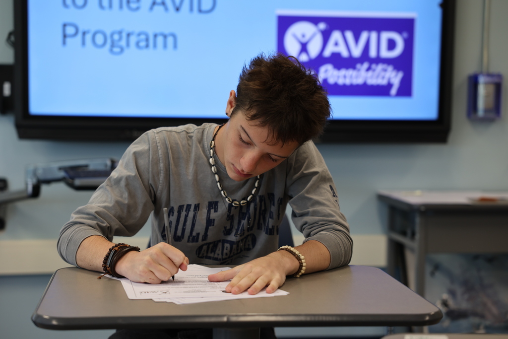 Student signs AVID contract