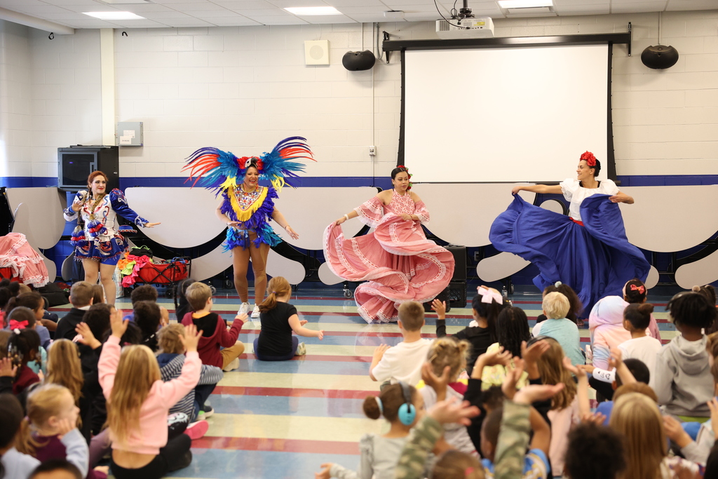 Dancers dance with IG students in the cafeteria