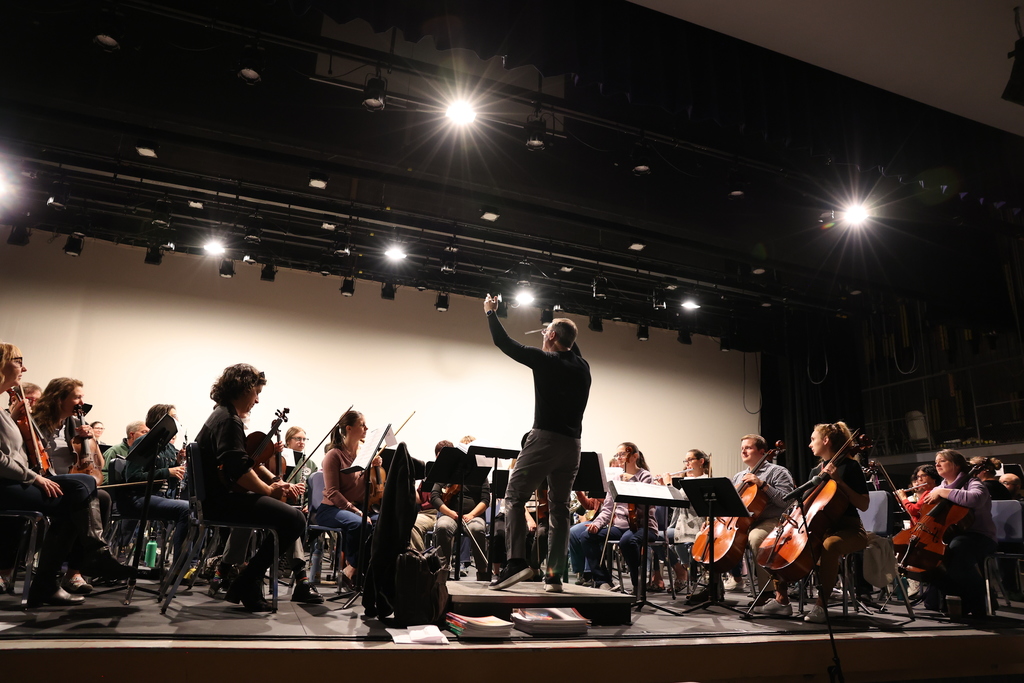 Brian Balmages conducts