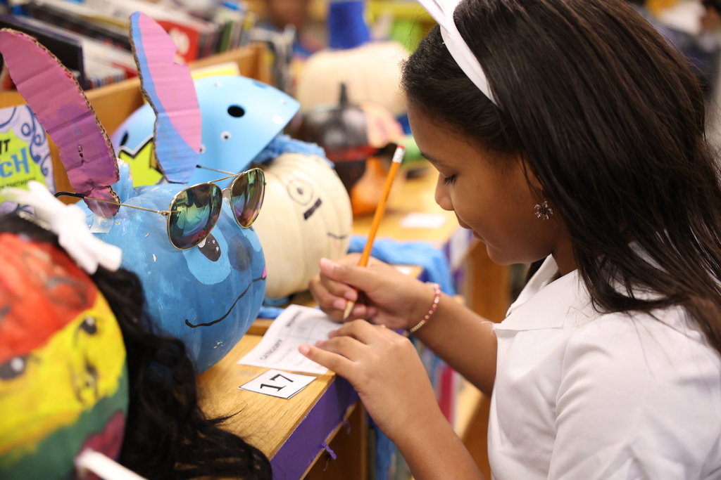 Student votes for book pumpkin