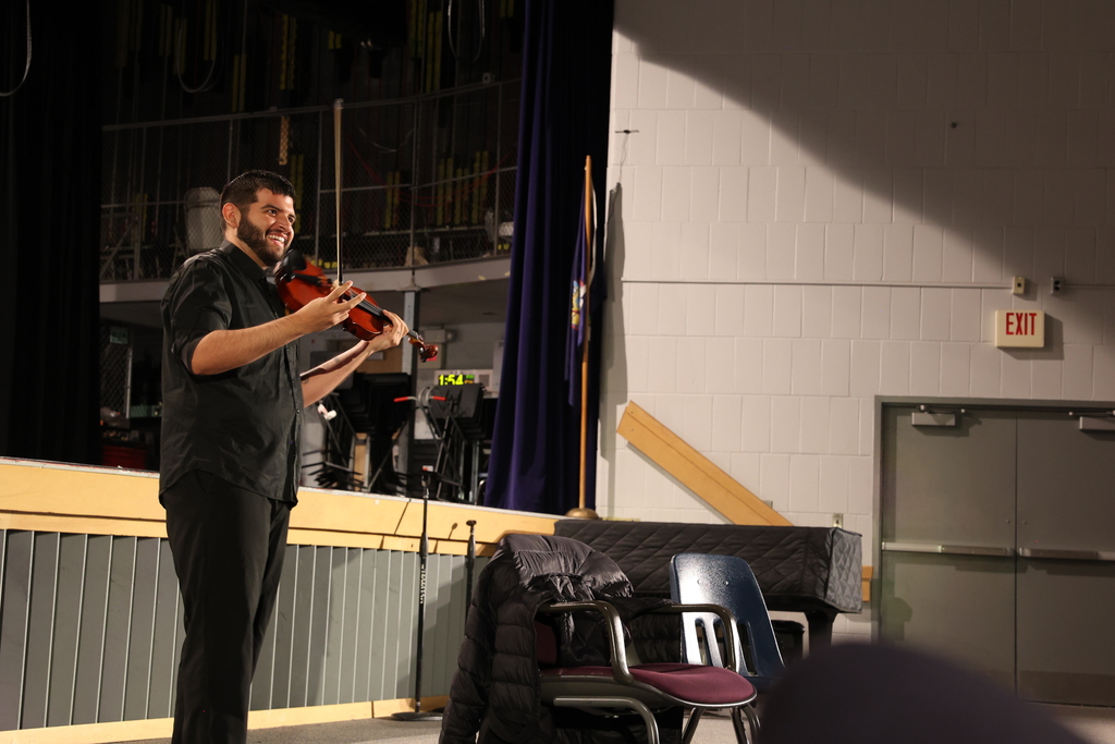 RPO performer plays the violin 